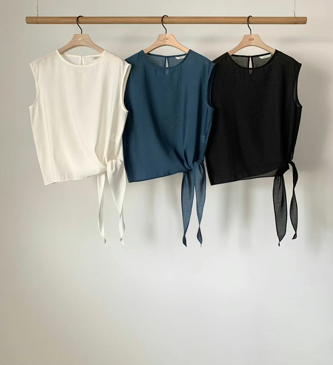 (Premium) Tied Waist Sleeveless Blouse