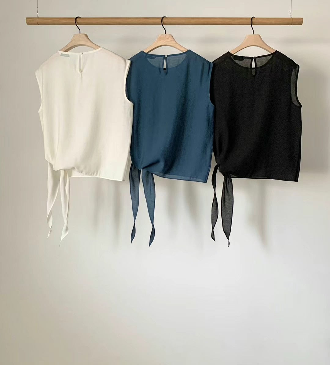 (Premium) Tied Waist Sleeveless Blouse