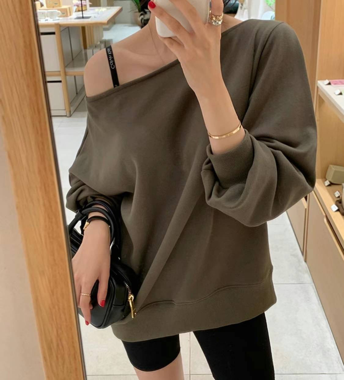 (Premium) Off-Shoulder Sweater Tee