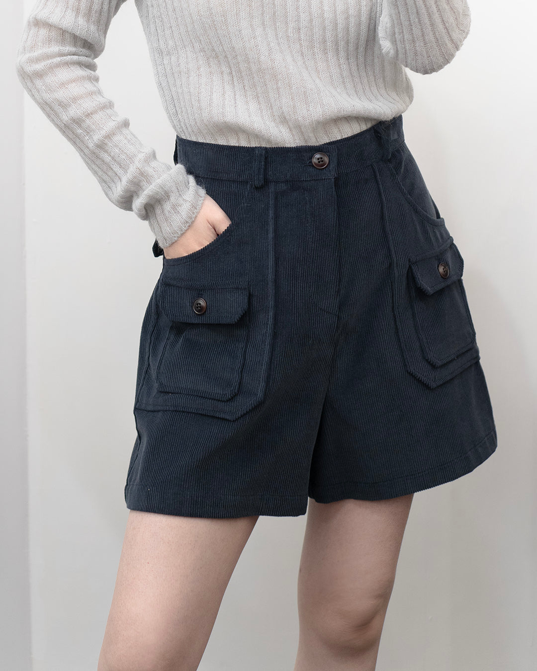 (PREMIUM) Layers Pockets Corduroy Shorts